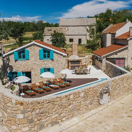 بيت للعطل Rustic Imota *