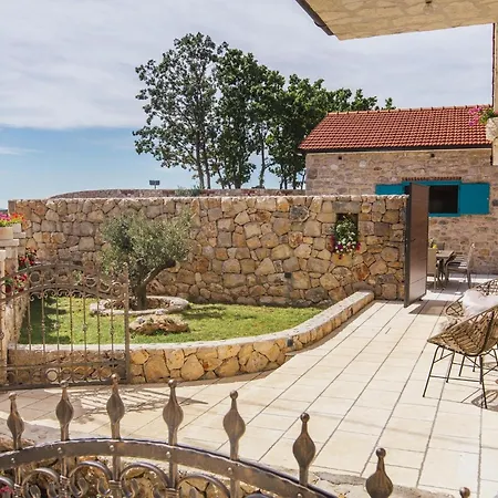 Rustic Imota بيت للعطل *