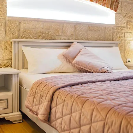 Rustic Imota بيت للعطل