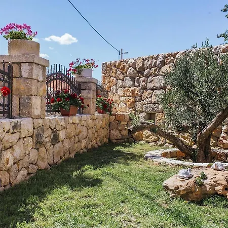Rustic Imota بيت للعطل